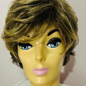 Gabor Layered Short Wavy Synthetic Wig Light Brown Blonde Highlights Classic Cap